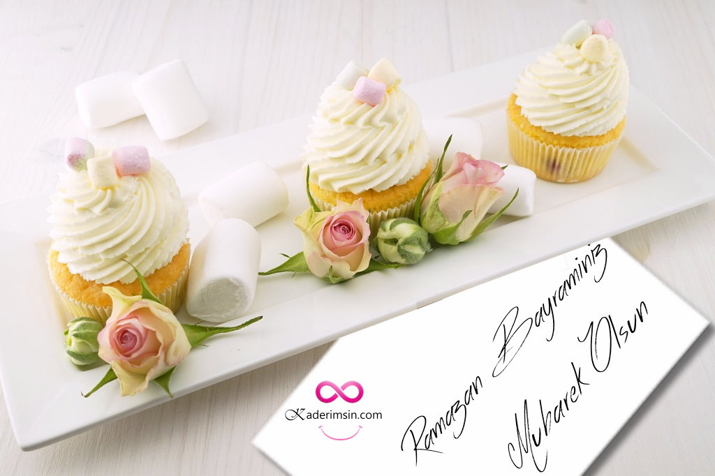 Ramazan Bayrami seker bayraminiz kutlu olsun Şehir silüeti ve mahya yazılı “Bayramınız mübarek olsun” kartı